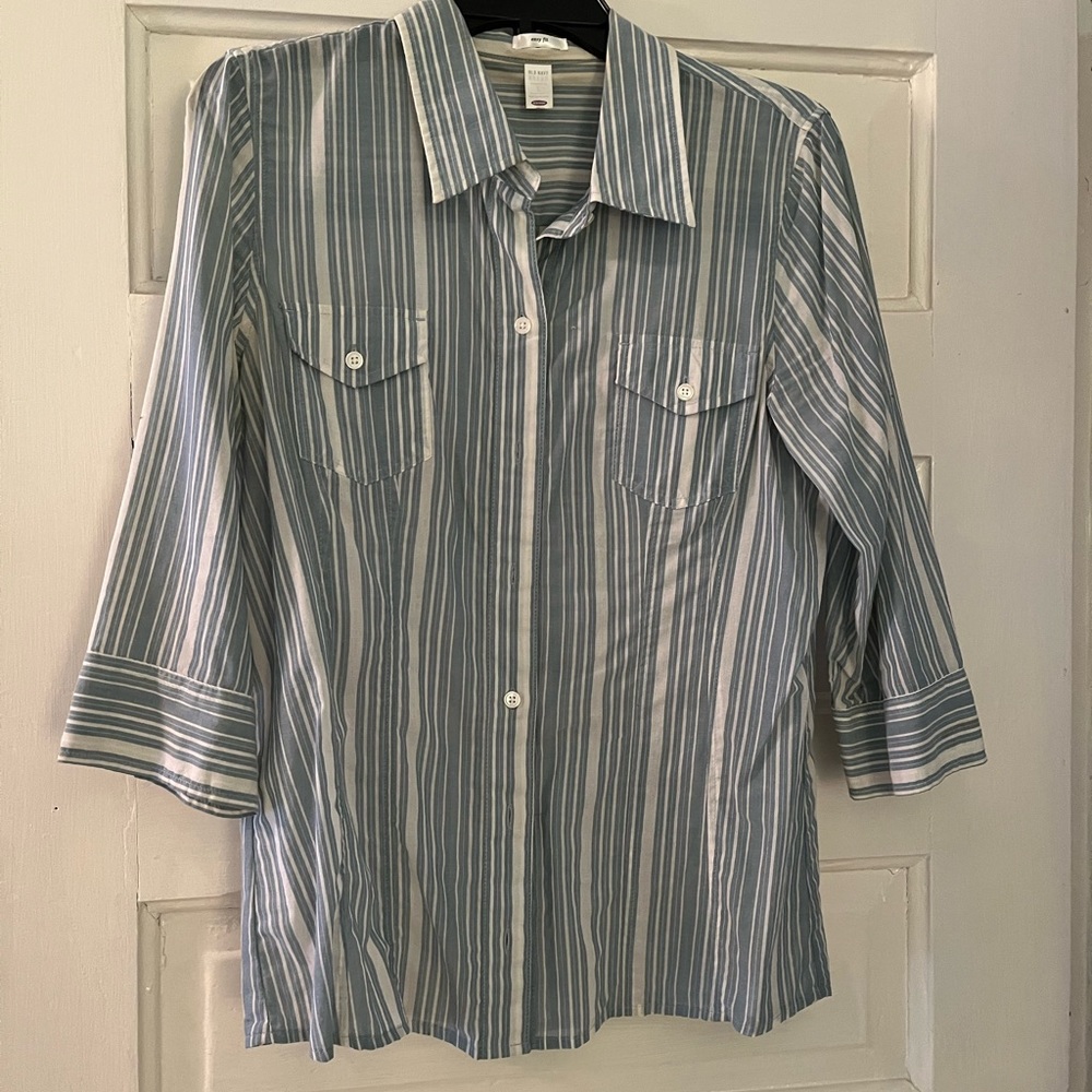 Old Navy striped blouse size large. Fitted style. Easy fit. Light blue/white.